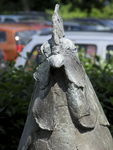 905369 Detail van het bronzen beeldhouwwerk 'De Haan', van beeldhouwster Jos van Riemsdijk uit 1994, bij het ...